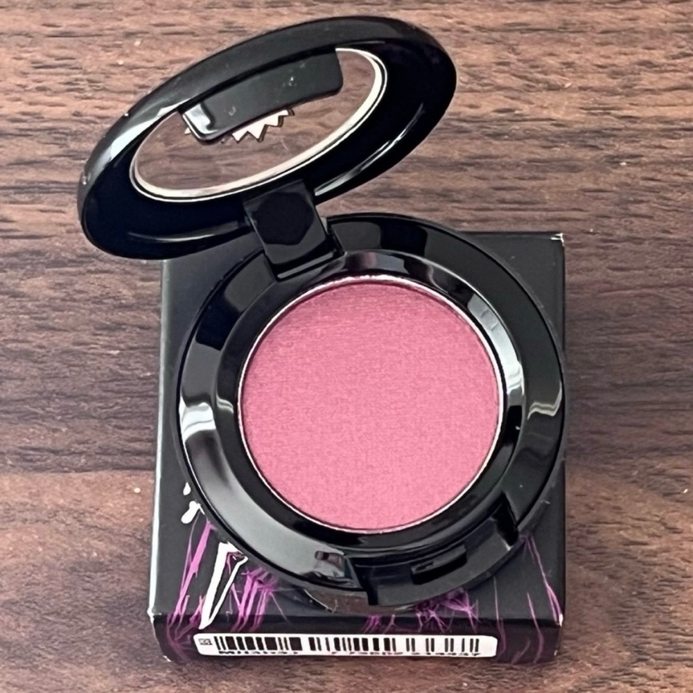NEW! MAC x DISNEY Venomous Villains Vainglorious Eyeshadow Discontinued - Picture 2 of 4